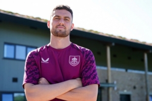 官方：斯图加特前锋布鲁恩-拉尔森转会伯恩利，签订四年合约