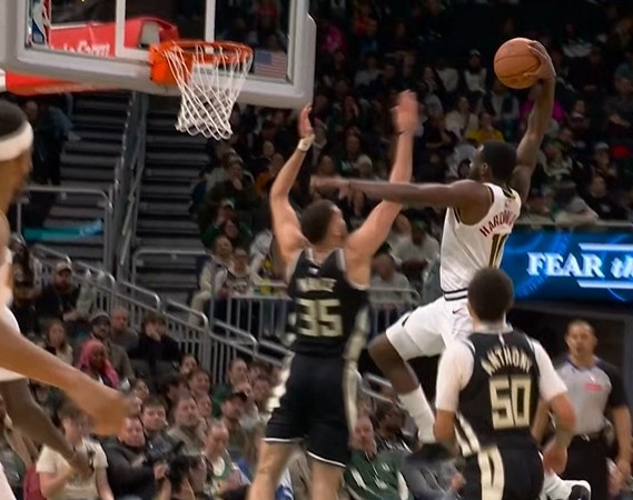 PG模拟器官方下载-投不进就砸！哈达威冲筐面对补防单臂砸扣 字母哥替补席神情落寞